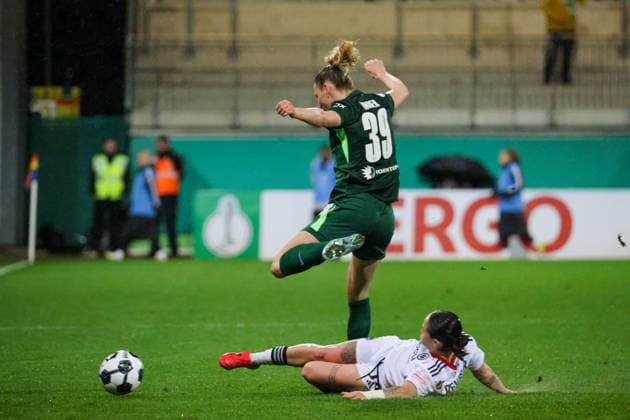 Wolfsburg, Germany 11 March 2026 DFB Womens Cup quarter-final VfL Wolfsburg Women vs Eintracht Frankfurt Women In the picture from left in the duel Sarai Linder VfL and Geraldine Reuteler SGE Copyright: HMBxMedia MadeleinexFantini