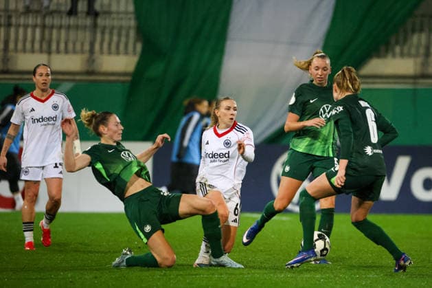 Wolfsburg, Germany 11 March 2026 Womens DFB Cup quarter-final VfL Wolfsburg Women vs Eintracht Frankfurt Women In the picture from left in the duel Sarai Linder VfL , Elisa Senß Senss SGE , Ella Peddemors VfL and Janina Minge VfL Copyright: HMBxMedia MadeleinexFantini