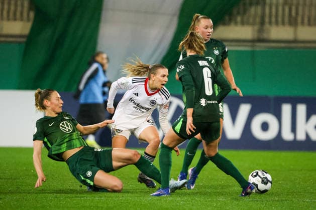 Wolfsburg, Germany 11 March 2026 Womens DFB Cup quarter-final VfL Wolfsburg Women vs Eintracht Frankfurt Women In the picture from left in the duel Sarai Linder VfL , Elisa Senß Senss SGE , Ella Peddemors VfL and Janina Minge VfL Copyright: HMBxMedia MadeleinexFantini