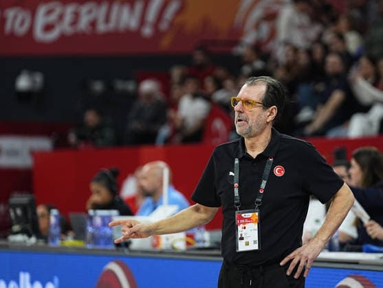Turkiye v Canada - FIBA Women s Basketball World Cup Qualifiers ISTANBUL, TURKIYE - MARCH 11: Turkiye head coach Andrea Mazzon gives instructions to his players during the FIBA Women’s Basketball World Cup Qualifiers Group C match between Canada and Turkiye at the Turkcell Basketball Development Center in Istanbul, Turkiye, on March 11, 2026. Esra Bilgin Anadolu Istanbul Turkey. Editorial use only. Please get in touch for any other usage.  Copyright: x2026xAnadoluxEsraxBilginx