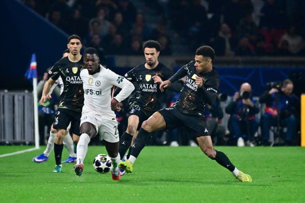 FOOTBALL : PSG vs Chelsea - Ligue des Champions - 11 03 2026 Desire Doue of Paris Saint Germain and Moises Caicedo of Chelsea during the UEFA Champions League match between Paris Saint Germain and Chelsea FC at Parc Des Princes on March 11 , 2026 in Paris, France. ( Photo by Federico Pestellini PsnewZ ) ParisFrance  Copyright: xFedericoxPestellinix