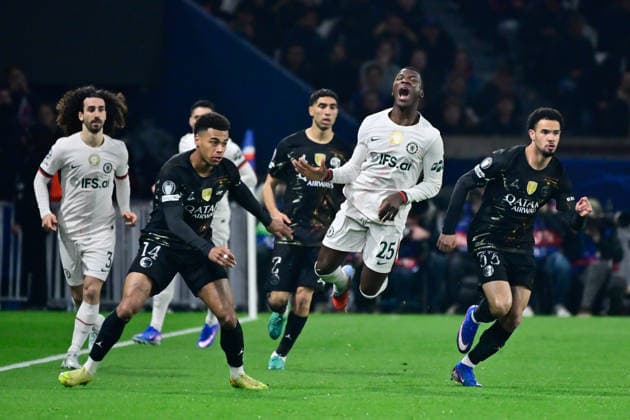 FOOTBALL : PSG vs Chelsea - Ligue des Champions - 11 03 2026 Desire Doue of Paris Saint Germain and Moises Caicedo of Chelsea during the UEFA Champions League match between Paris Saint Germain and Chelsea FC at Parc Des Princes on March 11 , 2026 in Paris, France. ( Photo by Federico Pestellini PsnewZ ) ParisFrance  Copyright: xFedericoxPestellinix