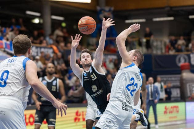 Ondrej Siska BKO, 9 , Spencer Reaves MBC, 31 , Dominik Zak BKO, 22 , Syntainics MBC vs BK Olomoucko, European North Basketball League, Round of 16, 2025 26, Germany, Czech Republic, 11 03 2026 Weissenfels Stadthalle Sachsen Anhalt Germany