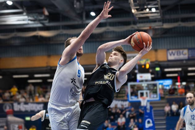 Ondrej Siska BKO, 9 , Perttu Blomgren MBC, 20 , Syntainics MBC vs BK Olomoucko, European North Basketball League, Round of 16, 2025 26, Germany, Czech Republic, 11 03 2026 Weissenfels Stadthalle Sachsen Anhalt Germany