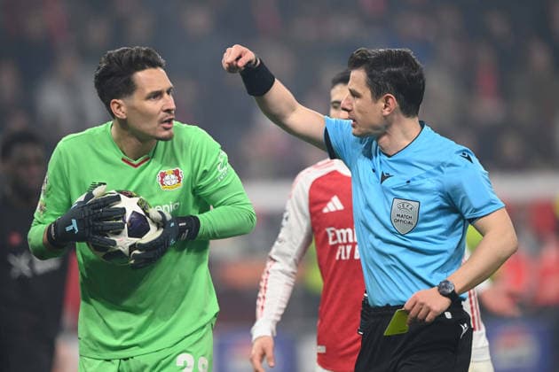 Goalkeeper Janis BLASWICH LEV discusses with referee Halil Umut MELER TUR Football Champions League, Round of 16, Bayer 04 Leverkusen LEV FC Arsenal London ARS 1 1 on 11 03 2026 in Leverkusen Germany UEFA regulations prohibit any use of photographs as image sequences and or quasi video Â