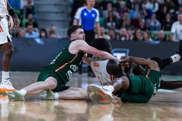 GER, BKT EuroCup, season 2025 2026, eighth final, Cedevita Olimpija Ljubljana Niners Chemnitz 11 03 2026, Arena Stozice, Ljubljana, GER, BKT EuroCup, season 2025 2026, eighth final, Cedevita Olimpija Ljubljana Niners Chemnitz Aher Uguak Niners Chemnitz, 1 fighting for the ball with Matthew Hurt Cedevita Olimpija Ljubljana 21 Photo Alexander Trienitz Ljubljana Arena Stozice Slovenia
