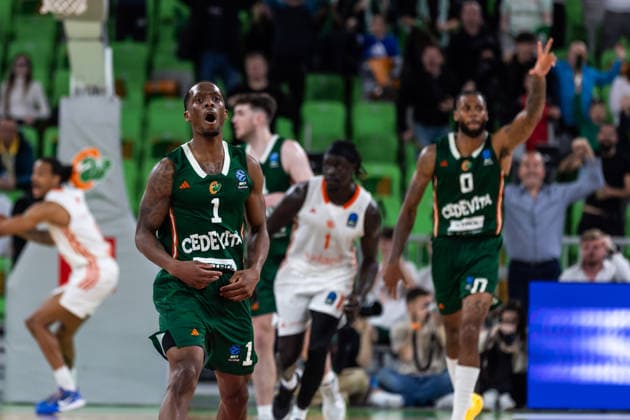 GER, BKT EuroCup, season 2025 2026, eighth final, Cedevita Olimpija Ljubljana Niners Chemnitz 11 03 2026, Arena Stozice, Ljubljana, GER, BKT EuroCup, season 2025 2026, eighth final, Cedevita Olimpija Ljubljana Niners Chemnitz Umoja Gibson Cedevita Olimpija Ljubljana 1 cheers Photo Alexander Trienitz Ljubljana Arena Stozice Slovenia