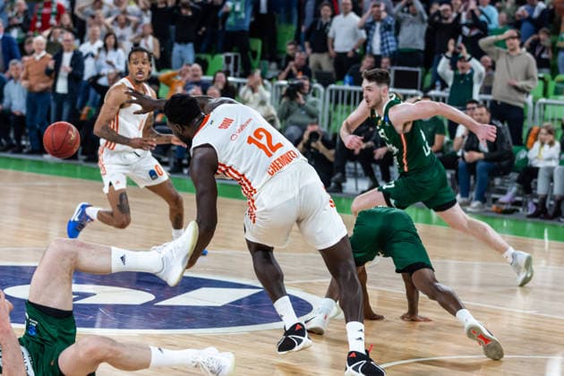 GER, BKT EuroCup, 2025 2026 season, round of 16, Cedevita Olimpija Ljubljana Niners Chemnitz 11 03 2026, Arena Stozice, Ljubljana, GER, BKT EuroCup, 2025 2026 season, round of 16, Cedevita Olimpija Ljubljana Niners Chemnitz Amadou Sow Niners Chemnitz, 12 fighting for the ball Photo Alexander Trienitz Ljubljana Arena Stozice Slovenia