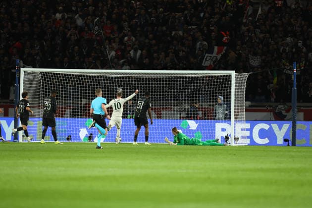 March 11, 2026, Paris, Ile-De-France, France: MALO GUSTO of Chelsea scores his side s first goal and equalizer in the UEFA Champions League 2025 26 Round of 16 Leg 1 of 2 game between PARIS SAINT-GERMAIN (PSG) and CHELSEA FC at the Parc des Princes Stadium in Paris, France. Paris France - ZUMAc179 20260311_zep_c179_013 Copyright: xMickaelxChavetx