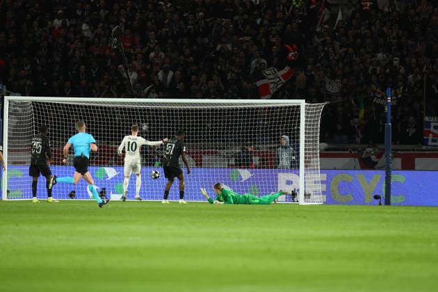 March 11, 2026, Paris, Ile-De-France, France: MALO GUSTO of Chelsea scores his side s first goal and equalizer in the UEFA Champions League 2025 26 Round of 16 Leg 1 of 2 game between PARIS SAINT-GERMAIN (PSG) and CHELSEA FC at the Parc des Princes Stadium in Paris, France. Paris France - ZUMAc179 20260311_zep_c179_014 Copyright: xMickaelxChavetx