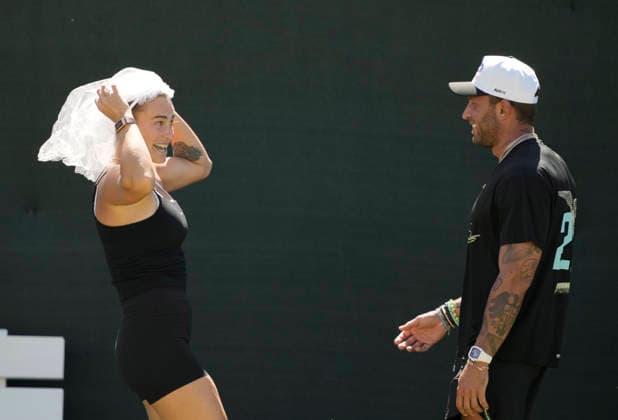 March 11, 2026 Aryna Sabalenka puts on a bridal veil that a fan threw to her as her fiancÃ , Georgios Frangulis, watches on during a workout at the BNP Paribas Open held at the Indian Wells Tennis Garden in Indian Wells, California. California. Mandatory Photo Credit : CSM Indian Wells United States of America - ZUMAc04_ 20260311_zma_c04_054 Copyright: xCharlesxBausx