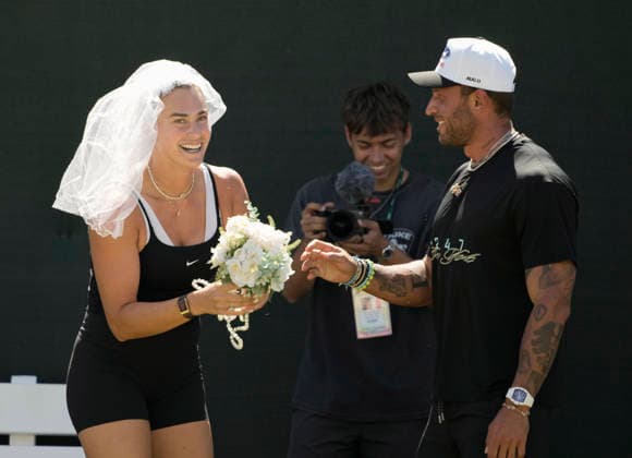 Tennis, WTA tournament in Indian Wells, Aryna Sabalenka receives bridal veil from fan during training
