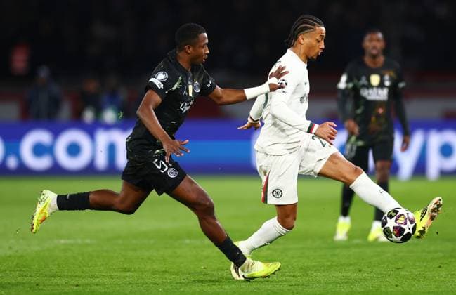 Joao Pedro of Chelsea and William Pacho of Paris Saint-Germain. Paris Saint-Germain v Chelsea, UEFA Champions League, Round of 16, First Leg, Football, Parc des Princes, Paris, France - 11 Mar 2026Paris Parc des Princes France EDITORIAL USE ONLY No use with unauthorised audio, video, data, fixture lists, club league logos or live services. Online in-match use limited to 120 images, no video emulation. No use in betting, games or single club league player publications. Copyright: xJamesxMarsh Shutterstockx 16746728ch