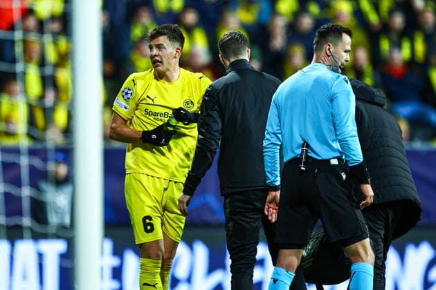 Football, Champions League 2025 2026 Bodo Glimt Sporting Lisbon Bodo 20260311 Bodo Glimts Jostein Gundersen receives medical assistance during the Champions League football match between Bodo Glimt and Sporting Lisbon at Aspmyra Stadium Photo Mats Torbergsen NTB Bodo Norway EDITORIAL USE ONLY RESTRICTED USE FOR BETTING COMPANIES  Copyright: xMatsxTorbergsenx xNTBx
