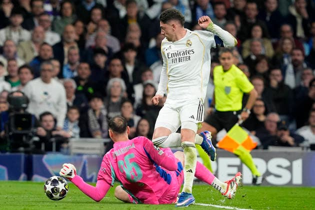 REAL MADRID CF v MANCHERSTER CITY FC. CHAMPIONS LEAGUE 2024 2025. ROUND OF 8. 2ND LEG MATCH. Real Madrid CF s Federico Valverde (r) and Manchester City FC s Gianluigi Donnarumma during Champions League 2025 2026, Round of 16 1st leg match. March 11 ,2026. (ALTERPHOTOS Acero) MadridSpain  Copyright: xAcerox