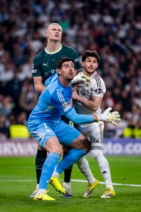 Real Madrid CF v Manchester City FC - UEFA Champions League 2025 26 Round of 16 First Leg Erling Haaland of Manchester City (C) fights for the position against Thibaut Courtois (L) and Fran Garcia (R) of Real Madrid during the UEFA Champions League 2025 26 Round of 16 First Leg match between Real Madrid CF and Manchester City FC at Estadio Santiago Bernabeu on March 11, 2026 in Madrid, Spain. Madrid Estadio Santiago Bernabeu Madrid Spain Copyright: xAlbertoxGardinx AGardin_20260311_Foot_Champ_Atl_Mad_Man_City__1456