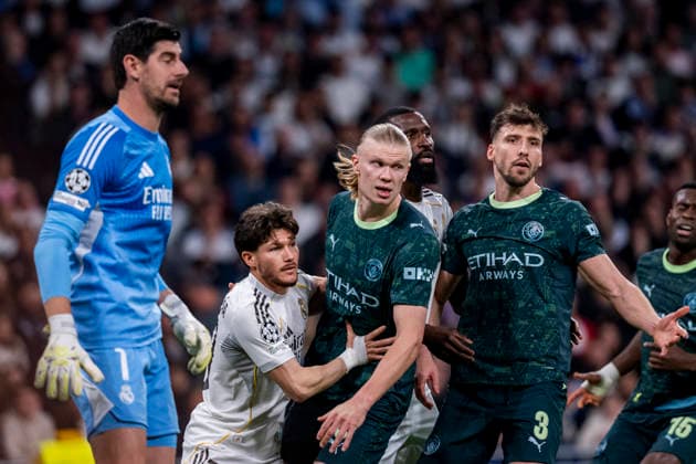 Real Madrid CF v Manchester City FC - UEFA Champions League 2025 26 Round of 16 First Leg Erling Haaland of Manchester City (R) fights for the position against Fran Garcia (L) of Real Madrid during the UEFA Champions League 2025 26 Round of 16 First Leg match between Real Madrid CF and Manchester City FC at Estadio Santiago Bernabeu on March 11, 2026 in Madrid, Spain. Madrid Estadio Santiago Bernabeu Madrid Spain Copyright: xAlbertoxGardinx AGardin_20260311_Foot_Champ_Atl_Mad_Man_City__1461