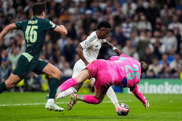 March 11, 2026, Madrid, Madrid, Spain: Vinicius Junior of Real Madrid CF and Gianluigi Donnarumma of Manchester City in action during the UEFA Champions League 2025 26 Round of 16 First Leg match between Real Madrid C.F. and Manchester City at Bernabeu stadium on March 11, 2026, in Madrid, Spain. Madrid Spain - ZUMAa181 20260311_zaa_a181_119 Copyright: xOscarxJ.xBarrosox