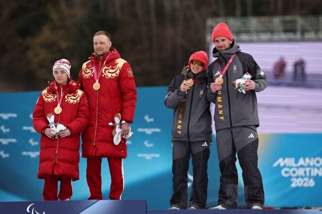 Milano Cortina 2026 Paralympic Winter games, Winterspiele,Spiele, Summer games - Para Cross-Country Skiing Leonie Walter und Guide Christian Krasman vom Team Deutschland gewinnen Bronze und stehen mit der russischen Athlet Anastasiia Bagiian und Guide Sergei Siniakin auf dem Podium beim Para Cross-Country Skiing Wettbewerb über 10km Interval bei Milano Cortina 2026 Paralympic Winter Games am 11.03.2026 *** Milano Cortina 2026 Paralympic Winter Games Para Cross Country Skiing Leonie Walter and guide Christian Krasman from Team Germany win bronze and stand on the podium with Russian athlete Anastasiia Bagiian and guide Sergei Siniakin in the Para Cross Country Skiing competition over 10km Interval at Milano Cortina 2026 Paralympic Winter Games on 11 03 2026 Copyright: xBEAUTIFULxSPORTS MarcusxHartmannx