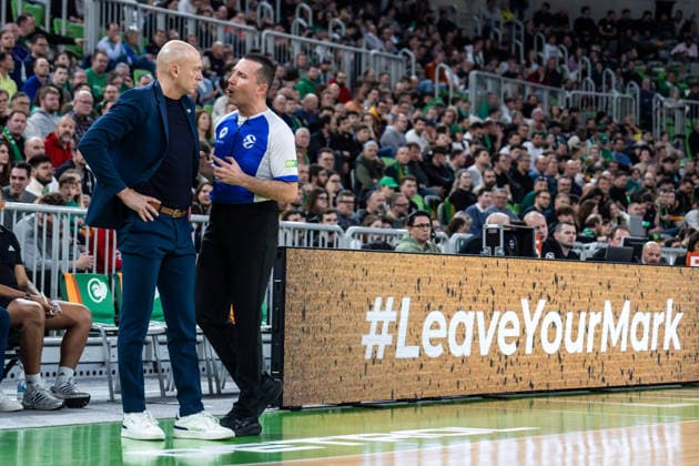 GER, BKT EuroCup, season 2025 2026, eighth final, Cedevita Olimpija Ljubljana Niners Chemnitz 11 03 2026, Arena Stozice, Ljubljana, GER, BKT EuroCup, season 2025 2026, eighth final, Cedevita Olimpija Ljubljana Niners Chemnitz Rodrigo Pastore Head Coach , Niners Chemnitz discusses with the referee Photo Alexander Trienitz Ljubljana Arena Stozice Slovenia