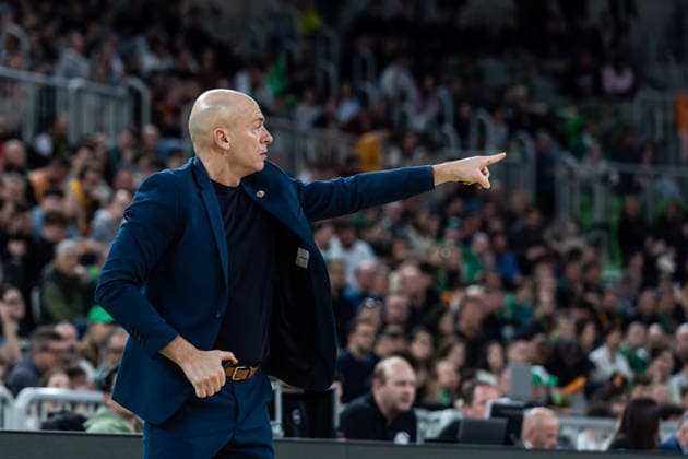 GER, BKT EuroCup, Season 2025 2026, Round of 16, Cedevita Olimpija Ljubljana Niners Chemnitz 11 03 2026, Arena Stozice, Ljubljana, GER, BKT EuroCup, Season 2025 2026, Round of 16, Cedevita Olimpija Ljubljana Niners Chemnitz Rodrigo Pastore Head Coach , Niners Chemnitz gives hand signal Photo Alexander Trienitz Ljubljana Arena Stozice Slovenia