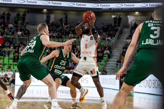 GER, BKT EuroCup, season 2025 2026, eighth final, Cedevita Olimpija Ljubljana Niners Chemnitz 11 03 2026, Arena Stozice, Ljubljana, GER, BKT EuroCup, season 2025 2026, eighth final, Cedevita Olimpija Ljubljana Niners Chemnitz Corey Davis Jr Niners Chemnitz, 5 , Ognjen Jaramaz Cedevita Olimpija Ljubljana 25 Photo Alexander Trienitz Ljubljana Arena Stozice Slovenia