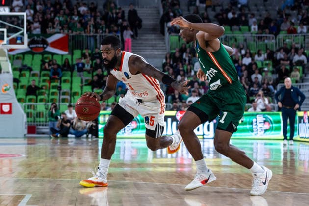 GER, BKT EuroCup, season 2025 2026, eighth final, Cedevita Olimpija Ljubljana Niners Chemnitz 11 03 2026, Arena Stozice, Ljubljana, GER, BKT EuroCup, season 2025 2026, eighth final, Cedevita Olimpija Ljubljana Niners Chemnitz Corey Davis Jr Niners Chemnitz, 5 , Umoja Gibson Cedevita Olimpija Ljubljana 1 Photo Alexander Trienitz Ljubljana Arena Stozice Slovenia