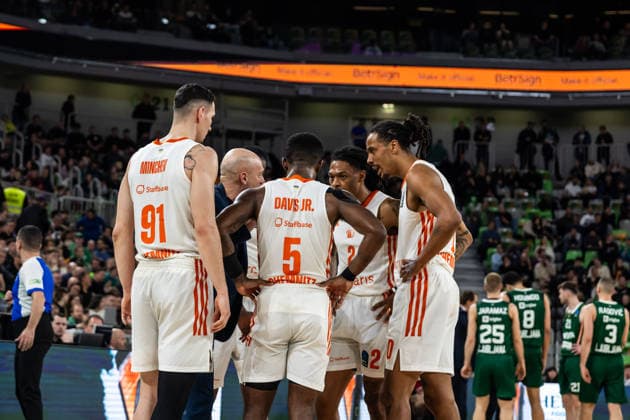 GER, BKT EuroCup, Season 2025 2026, Round of 16, Cedevita Olimpija Ljubljana Niners Chemnitz 11 03 2026, Arena Stozice, Ljubljana, GER, BKT EuroCup, Season 2025 2026, Round of 16, Cedevita Olimpija Ljubljana Niners Chemnitz Rodrigo Pastore Head Coach , Niners Chemnitz talks to his players Photo Alexander Trienitz Ljubljana Arena Stozice Slovenia