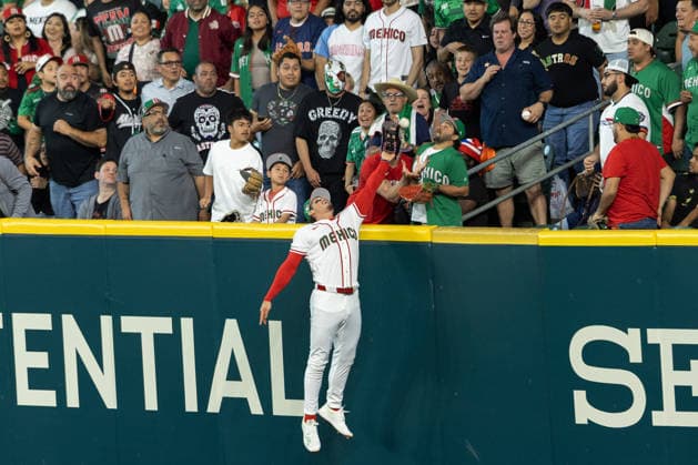 Jarren Duran from Mexico tries to catch a ball in a World Baseball Classic game between Mexico and Italy at Daikin Park stadium in Houston, United States, 11 March 2026. World Baseball Classic - Mexico vs. Italy !ACHTUNG: NUR REDAKTIONELLE NUTZUNG!  Copyright: xCarlosxRamírezx AMDEP2176 20260312-55019667928_1