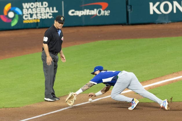 Andrew Fischer from Italy tries to catch a ball in a World Baseball Classic game between Mexico and Italy at Daikin Park stadium in Houston, United States, 11 March 2026. World Baseball Classic - Mexico vs. Italy !ACHTUNG: NUR REDAKTIONELLE NUTZUNG!  Copyright: xCarlosxRamírezx AMDEP2190 20260312-55019667932_1