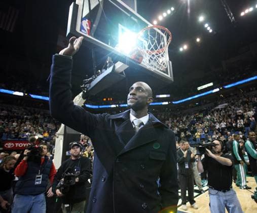 Feb. 8, 2008 - Former Minnesota Timberwolves player and current member of the Boston Celtics Kevin Garnett acknowledged the Target Center crowd prior to the game. The Celtics defeated the Timberwolves, 88-86, at the Target Center in Minneapolis, Minnesota, Friday, February 8, 2008. (Jeff Wheeler Minneapolis Star Tribune MCT) Copyright: xJeffxWheelerx