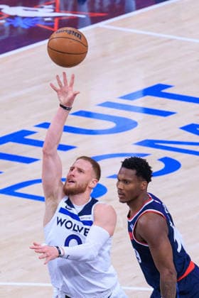 March 11, 2026, Inglewood, California, USA: Donte DiVincenzo 0 of the Minnesota Timberwolves puts a shot past Bennedict Mathurin 9 of the LA Clippers during a 2026 NBA, Basketball Herren, USA regular season game on Wednesday March 11, 2026 at Intuit Dome Arena in Inglewood, California. JAVIER ROJAS PI Inglewood USA - ZUMAp124 20260311_zaa_p124_050 Copyright: xJavierxRojasx