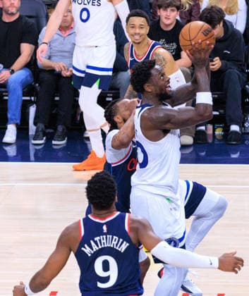 March 11, 2026, Inglewood, California, USA: Julius Randle 30 of the Minnesota Timberwolves goes up for a shot during a 2026 NBA, Basketball Herren, USA regular season game against the Los Angeles Clippers on Wednesday March 11, 2026 at Intuit Dome Arena in Inglewood, California. JAVIER ROJAS PI Inglewood USA - ZUMAp124 20260311_zaa_p124_056 Copyright: xJavierxRojasx