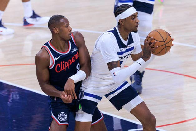 March 11, 2026, Inglewood, California, USA: Jaden McDaniels 3 of the Minnesota Timberwolves passes the ball as Kris Dunn 8 of the Los Angeles Clippers defends during their regular season NBA, Basketball Herren, USA game on Wednesday March 11, 2026 at Intuit Dome in Inglewood, California. ARIANA RUIZ PI Inglewood USA - ZUMAp124 20260311_zaa_p124_075 Copyright: xArianaxRuizx