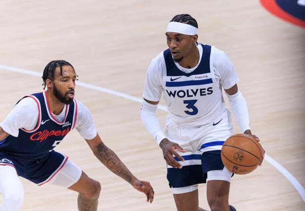 March 11, 2026, Inglewood, California, USA: Jaden McDaniels 3 of the Minnesota Timberwolves passes by Derrick Jones Jr. 5 of the Los Angeles Clippers during their regular season NBA, Basketball Herren, USA game on Wednesday March 11, 2026 at Intuit Dome in Inglewood, California. ARIANA RUIZ PI Inglewood USA - ZUMAp124 20260311_zaa_p124_076 Copyright: xArianaxRuizx