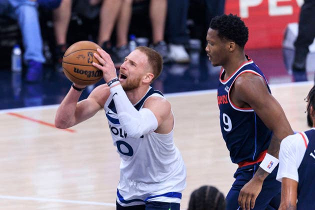 March 11, 2026, Inglewood, California, USA: Donte DiVincenzo 0 of the Minnesota Timberwolves makes a two point shot attempt as Bennedict Mathurin 9 of the Los Angeles Clippers defends during their regular season NBA, Basketball Herren, USA game on Wednesday March 11, 2026 at Intuit Dome in Inglewood, California. ARIANA RUIZ PI Inglewood USA - ZUMAp124 20260311_zaa_p124_077 Copyright: xArianaxRuizx