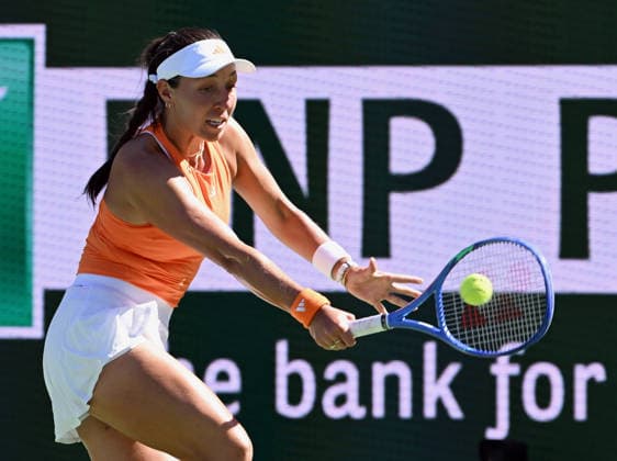INDIAN WELLS, CA - MARCH 11: Jessica Pagula (USA) returns the ball during a WTA, Tennis Damen tennis match during the BNP Paribas Open played on March 11, 2026 at the Indian Wells Tennis Garden in Indian Wells, CA. (Photo by John Cordes Icon Sportswire) TENNIS: MAR 11 BNP Paribas Open EDITORIAL USE ONLY Icon506260311058
