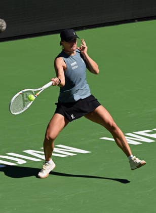 INDIAN WELLS, CA - MARCH 11: Iga Swiatek (POL) returns the ball during a WTA, Tennis Damen tennis match during the BNP Paribas Open played on March 11, 2026 at the Indian Wells Tennis Garden in Indian Wells, CA. (Photo by John Cordes Icon Sportswire) TENNIS: MAR 11 BNP Paribas Open EDITORIAL USE ONLY Icon506260311015