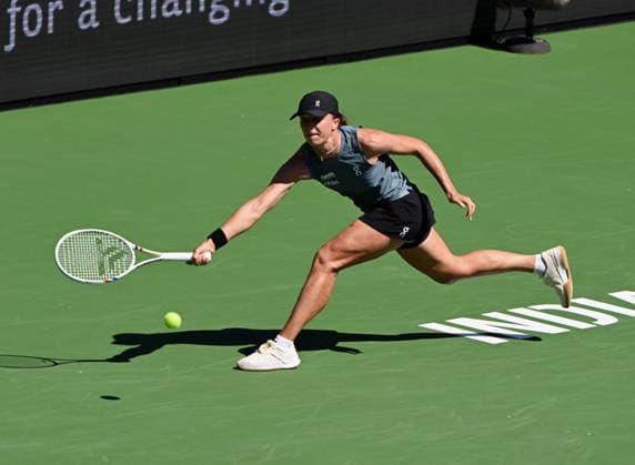 INDIAN WELLS, CA - MARCH 11: Iga Swiatek (POL) chases the ball during a WTA, Tennis Damen tennis match during the BNP Paribas Open played on March 11, 2026 at the Indian Wells Tennis Garden in Indian Wells, CA. (Photo by John Cordes Icon Sportswire) TENNIS: MAR 11 BNP Paribas Open EDITORIAL USE ONLY Icon506260311017