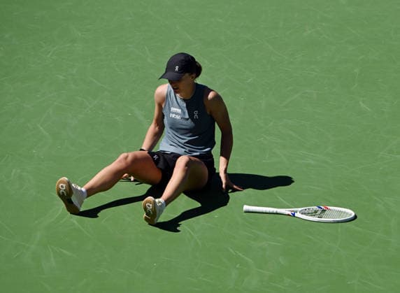 INDIAN WELLS, CA - MARCH 11: Iga Swiatek (POL) falls to the ground after returning the ball during a WTA, Tennis Damen tennis match during the BNP Paribas Open played on March 11, 2026 at the Indian Wells Tennis Garden in Indian Wells, CA. (Photo by John Cordes Icon Sportswire)_ TENNIS: MAR 11 BNP Paribas Open EDITORIAL USE ONLY Icon506260311020