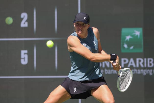 INDIAN WELLS, CA - MARCH 11: Iga Swiatek (POL) hits a backhand during the BNP Paribas Open on March 11, 2026 at Indian Wells Tennis Garden in Indian Wells, CA. (Photo by George Walker Icon Sportswire) TENNIS: MAR 11 BNP Paribas Open EDITORIAL USE ONLY Icon260311009
