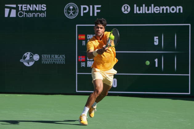 INDIAN WELLS, CA - MARCH 11: Carlos Alcaraz (ESP) hits a backhand during the BNP Paribas Open on March 11, 2026 at Indian Wells Tennis Garden in Indian Wells, CA. (Photo by George Walker Icon Sportswire) TENNIS: MAR 11 BNP Paribas Open EDITORIAL USE ONLY Icon260311097