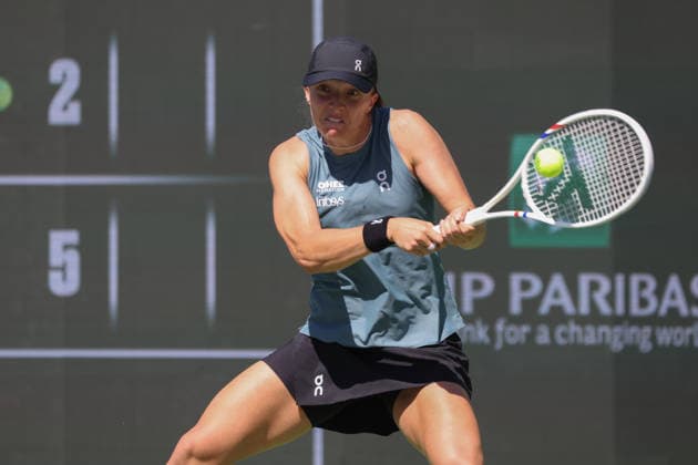 INDIAN WELLS, CA - MARCH 11: Iga Swiatek (POL) hits a backhand during the BNP Paribas Open on March 11, 2026 at Indian Wells Tennis Garden in Indian Wells, CA. (Photo by George Walker Icon Sportswire) TENNIS: MAR 11 BNP Paribas Open EDITORIAL USE ONLY Icon260311010