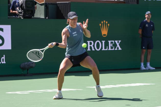 INDIAN WELLS, CA - MARCH 11: Iga Swiatek (POL) hits a forehand during the BNP Paribas Open on March 11, 2026 at Indian Wells Tennis Garden in Indian Wells, CA. (Photo by George Walker Icon Sportswire) TENNIS: MAR 11 BNP Paribas Open EDITORIAL USE ONLY Icon260311026