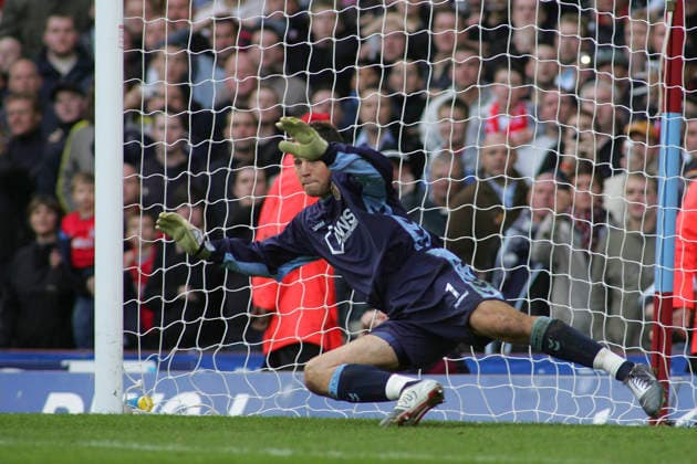 Aston Villa V Liverpool, Premier League Thomas Sorensen of Aston Villa in action during the Premier League match between Aston Villa and Liverpool at Villa Park on November 5, 2005 in Birmingham, England. Birmingham Villa Park England United Kingdom Copyright: xAllstarxPicturexLibraryxLtdx
