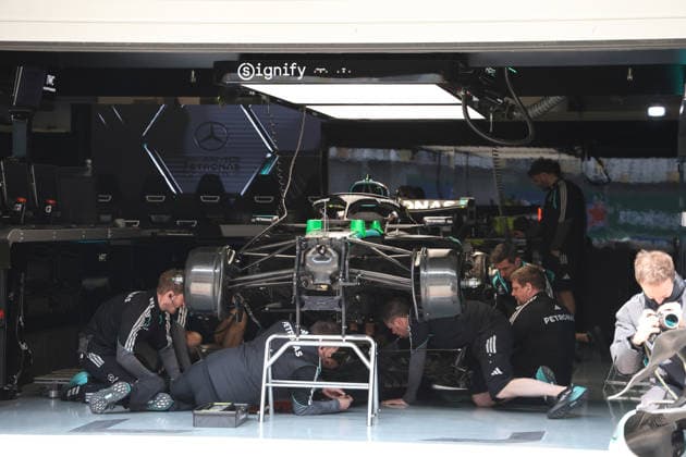 12 03 2026, Shanghai International Circuit, Shanghai, Formula 1 Grand Prix of China 2025 , pictured Mercedes mechanics working on the car of George Russell GBR , Mercedes AMG Petronas Formula One Team Photo by Milan Klemenc Hasan Bratic DeFodi Images