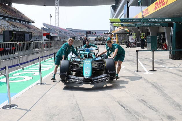 12 03 2026, Shanghai International Circuit, Shanghai, Formula 1 Grand Prix of China 2025 , pictured Aston Martin mechanics with Fernando Alonsos car ESP , Aston Martin Aramco Formula One Team Photo by Milan Klemenc Hasan Bratic DeFodi Images