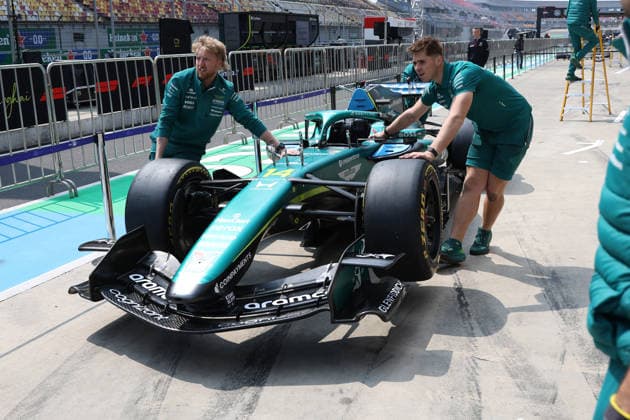 12 03 2026, Shanghai International Circuit, Shanghai, Formula 1 Grand Prix of China 2025 , pictured Aston Martin mechanics with Fernando Alonsos car ESP , Aston Martin Aramco Formula One Team Photo by Milan Klemenc Hasan Bratic DeFodi Images