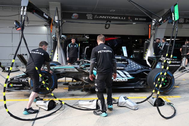 12 03 2026, Shanghai International Circuit, Shanghai, Formula 1 Grand Prix of China 2025 , in the picture Mercedes mechanics practicing pit stops Photo by Milan Klemenc Hasan Bratic DeFodi Images