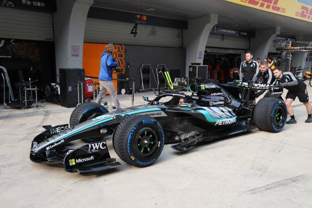 12 03 2026, Shanghai International Circuit, Shanghai, Formula 1 Grand Prix of China 2025 , in the picture Mercedes mechanics practicing pit stops Photo by Milan Klemenc Hasan Bratic DeFodi Images